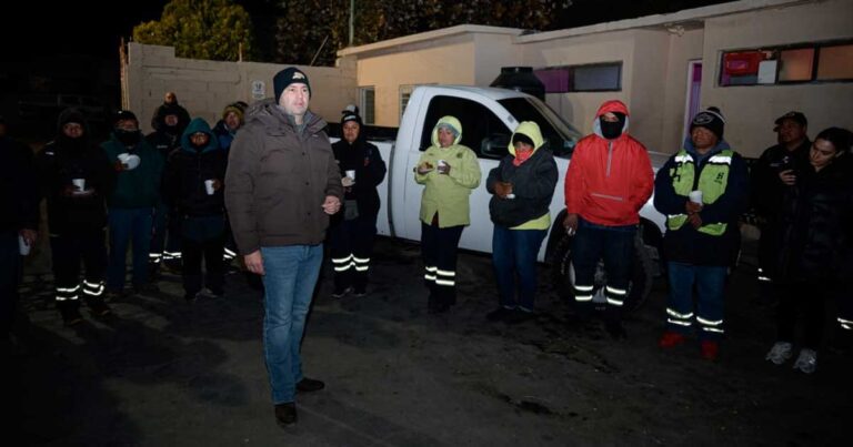 Alcalde Javier Díaz con trabajadores de Saltillo.