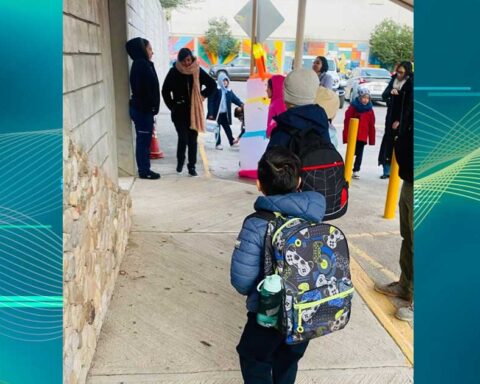 Niños abrigados entrando a clases en Coahuila.