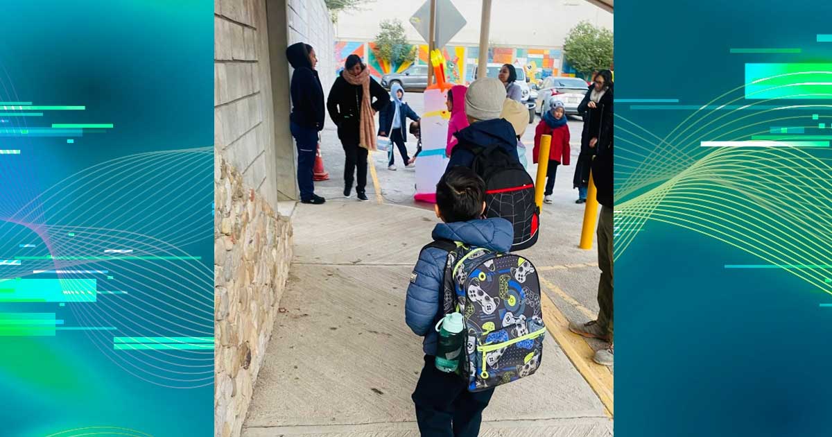 Niños abrigados entrando a clases en Coahuila.