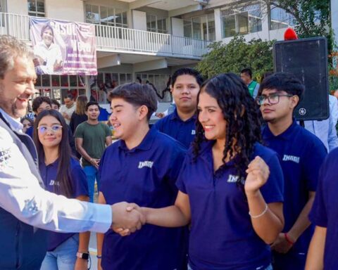 Jóvenes de Ramos Arizpe saludando al alcalde Tomás Gutiérrez.