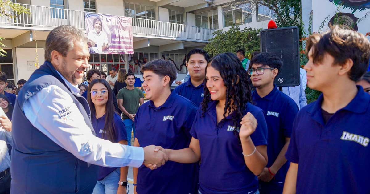 Jóvenes de Ramos Arizpe saludando al alcalde Tomás Gutiérrez.