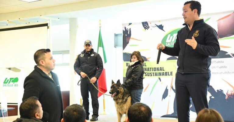 Fiscal Federico Fernández dando una conferencia en la Universidad Tecnológica de Saltillo.