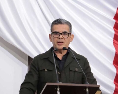Diputado Jorge Valdés en tribuna.