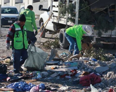 Trabajadores limpiando en Saltillo.