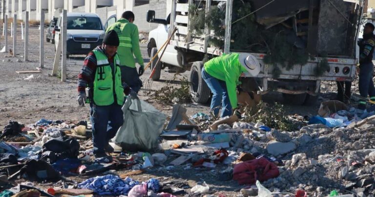 Trabajadores limpiando en Saltillo.