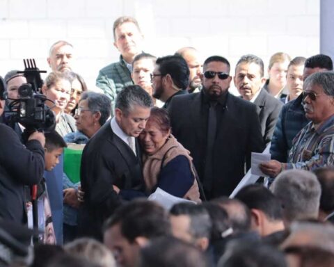 Madre de víctima de feminicidio con el magistrado presidente del Poder Judicial Miguel Mery Ayup.