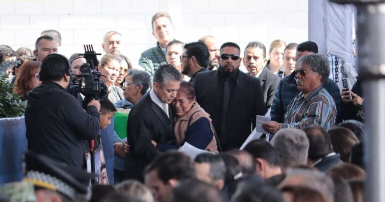 Madre de víctima de feminicidio con el magistrado presidente del Poder Judicial Miguel Mery Ayup.