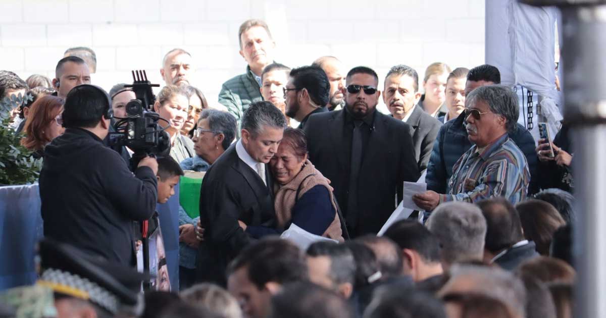 Madre de víctima de feminicidio con el magistrado presidente del Poder Judicial Miguel Mery Ayup.