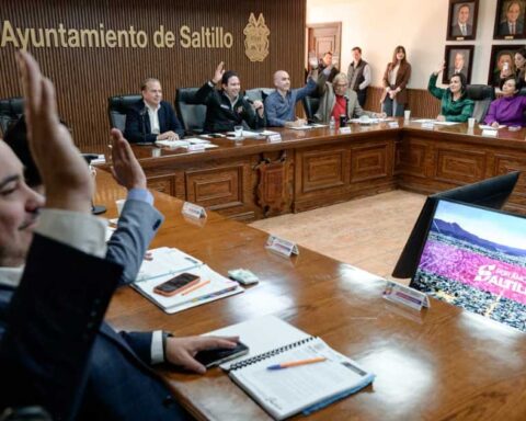 Cabildo de Saltillo aprobando.