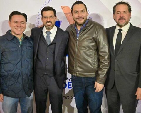 Alcalde de Monclova Carlos Villarrea y el Colegio de Notarios.