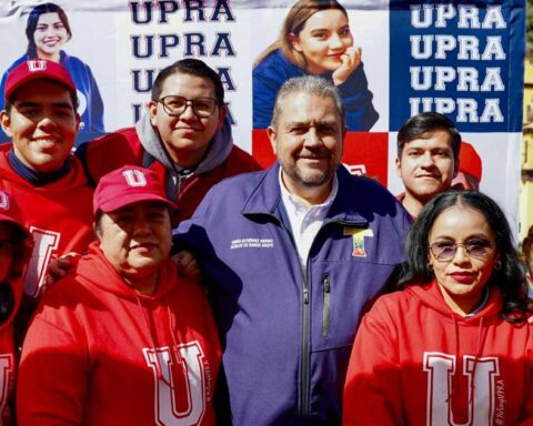 Alcalde de Ramos Arizpe y jóvenes estudiantes.