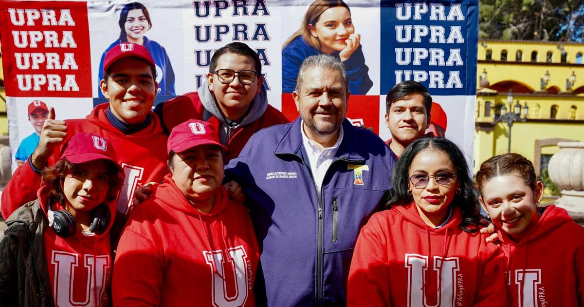 Alcalde de Ramos Arizpe y jóvenes estudiantes.