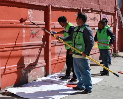 Trabajadores limpiando el graffiti en las paredes del centro de Saltillo.
