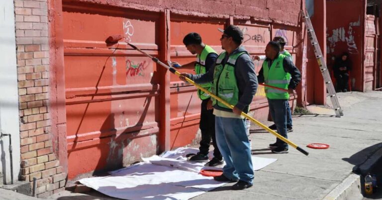 Trabajadores limpiando el graffiti en las paredes del centro de Saltillo.