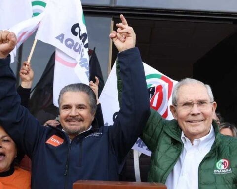 A la izquierda, Lenin Pérez; a la derecha, Carlos Robles; presidentes de UDC y PRI en Coahuila, respectivamente.