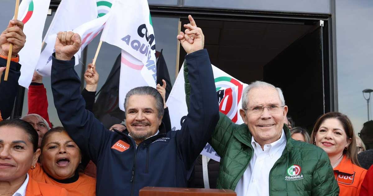 A la izquierda, Lenin Pérez; a la derecha, Carlos Robles; presidentes de UDC y PRI en Coahuila, respectivamente.
