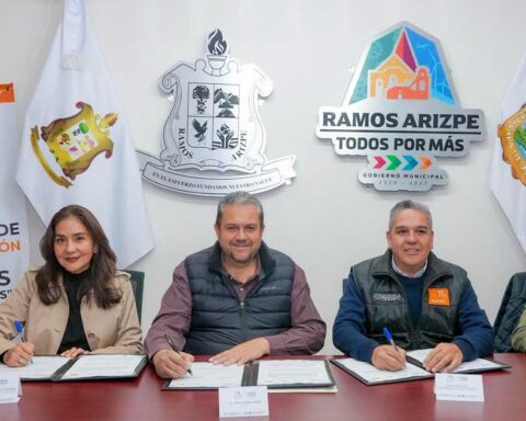 Firma de convenio con representanes del ICATEC, el DIF municipal y el gobierno de Ramos Arizpe.