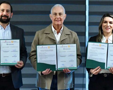 Firma de convenio; en medio, el alcalde de Torreón Román Cepeda.