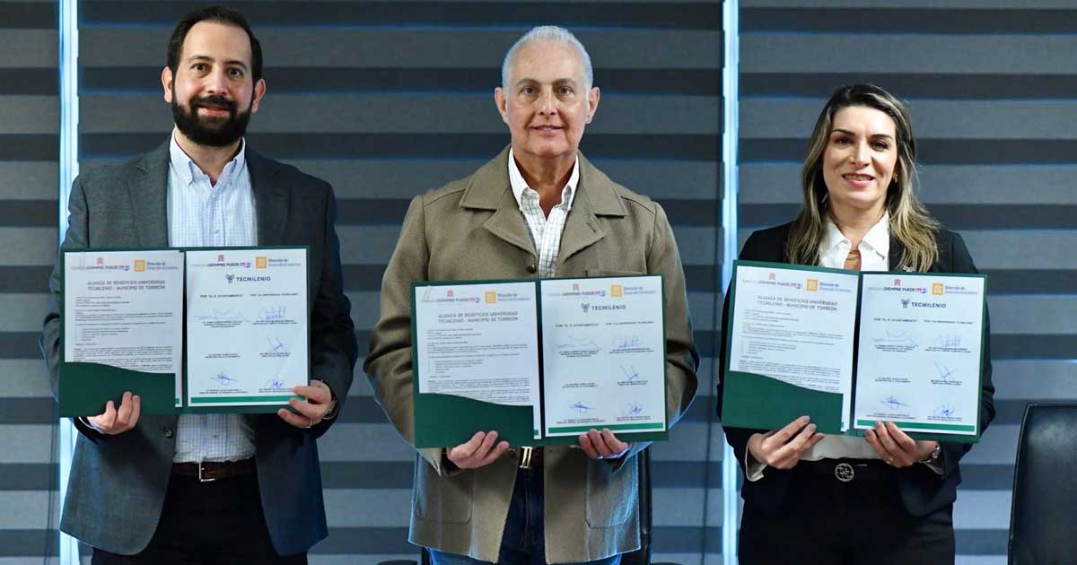 Firma de convenio; en medio, el alcalde de Torreón Román Cepeda.