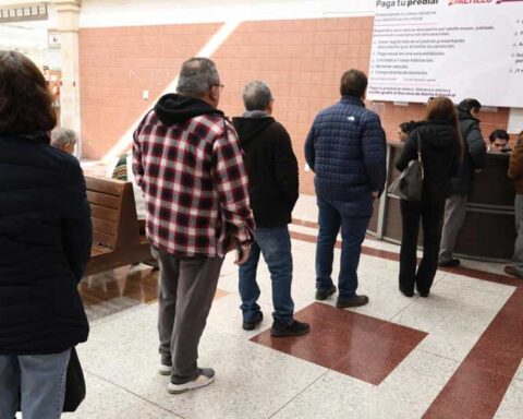 Fila de gente en el pago del predial en Saltillo.