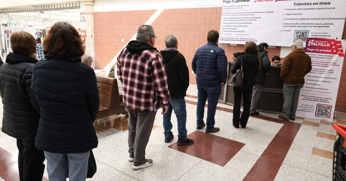 Fila de gente en el pago del predial en Saltillo.