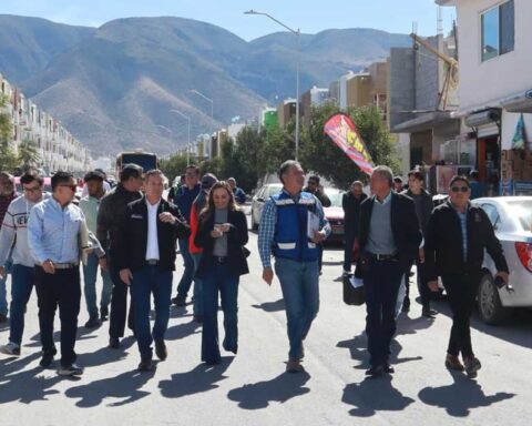 Funcionarios recorriendo las colonias al oriente de Saltillo.