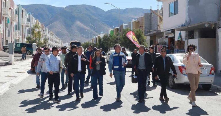 Funcionarios recorriendo las colonias al oriente de Saltillo.