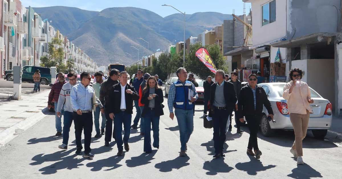 Funcionarios recorriendo las colonias al oriente de Saltillo.