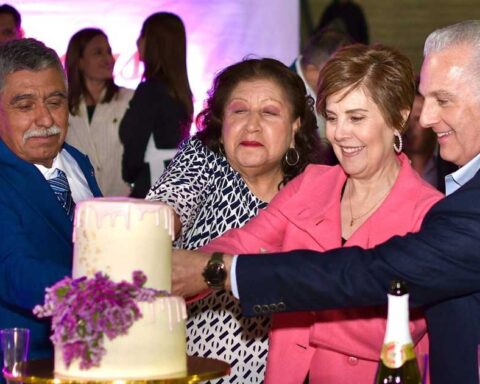 Pareja partiendo un pastel junto con el alcalde de Torreón Román Cepeda y su esposa, la presidenta del DIF municipal.