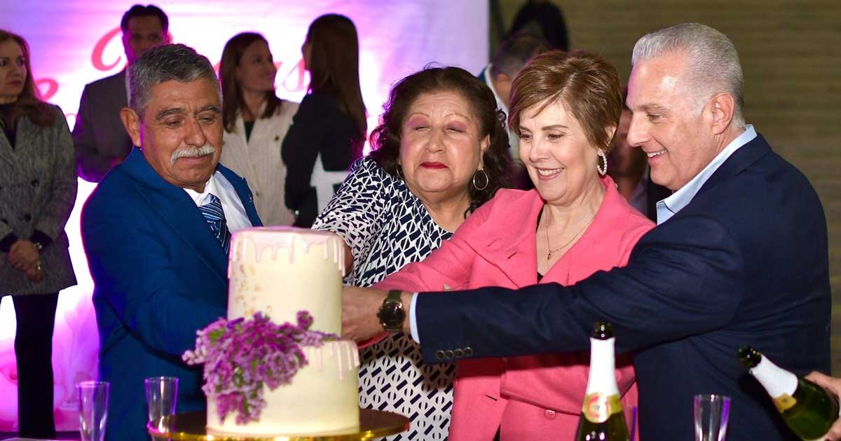 Pareja partiendo un pastel junto con el alcalde de Torreón Román Cepeda y su esposa, la presidenta del DIF municipal.