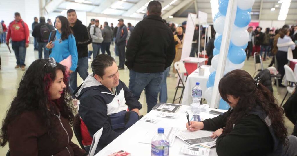 Asistentes a la Feria de Empleo en Saltillo.