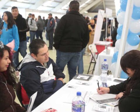Asistentes a la Feria de Empleo en Saltillo.