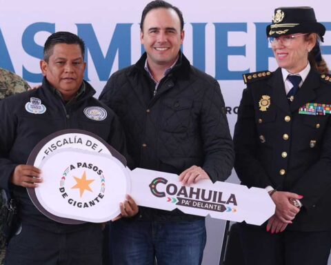 Manolo Jiménez, gobernador de Coahuila, entregando equipo a la Fiscalía de las Mujeres y la Niñez.