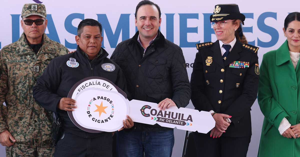 Manolo Jiménez, gobernador de Coahuila, entregando equipo a la Fiscalía de las Mujeres y la Niñez.