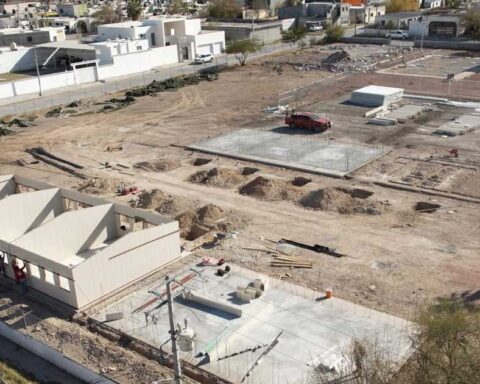Vista aérea de la construcción de la nueva escuela en Monclova.