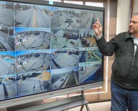 Alcalde de Ramos Arizpe Tomás Gutiérrez revisando el sistema de cámaras de la ciudad.