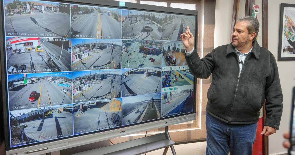 Alcalde de Ramos Arizpe Tomás Gutiérrez revisando el sistema de cámaras de la ciudad.