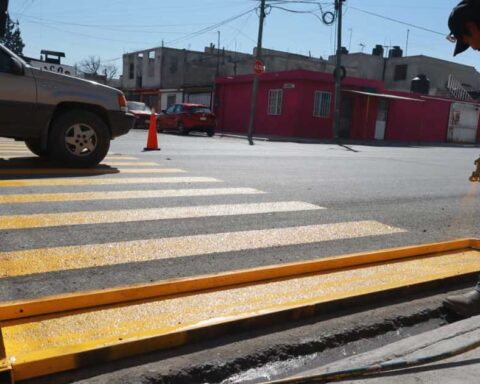 Trabajador pintando el paso peatonal.