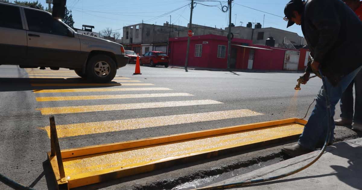 Trabajador pintando el paso peatonal.