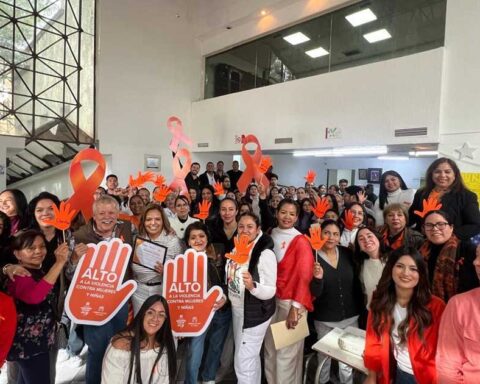 Personal del IMM promoviendo la campaña Únete.