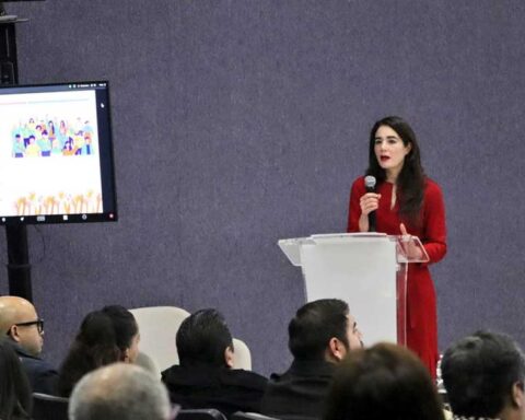 Dania Ravel, consejera electoral, en su conferencia en Torreón.