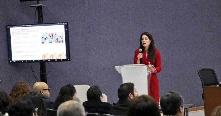 Dania Ravel, consejera electoral, en su conferencia en Torreón.