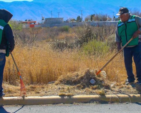 Trabajadores realizando labores de limpieza en Ramos Arizpe.