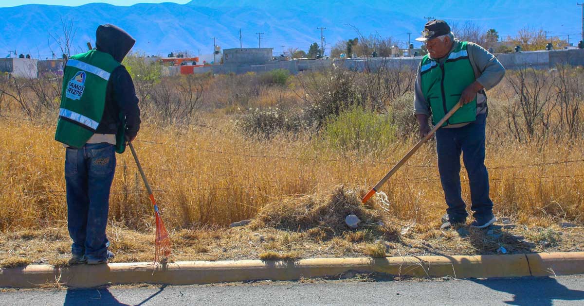 Trabajadores realizando labores de limpieza en Ramos Arizpe.