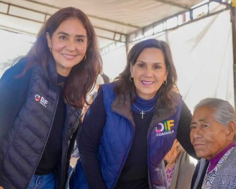 Presidenta del DIF Ramos Arizpe y una adulta mayor.