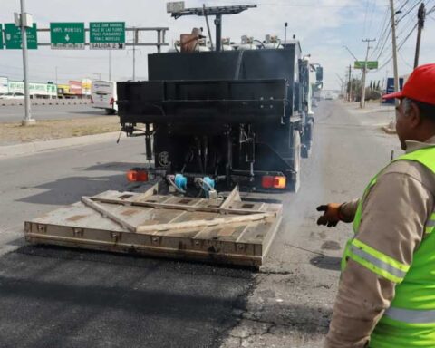 Máquina para reparar vialidades en Saltillo.