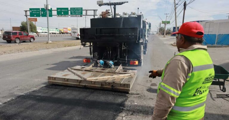 Máquina para reparar vialidades en Saltillo.
