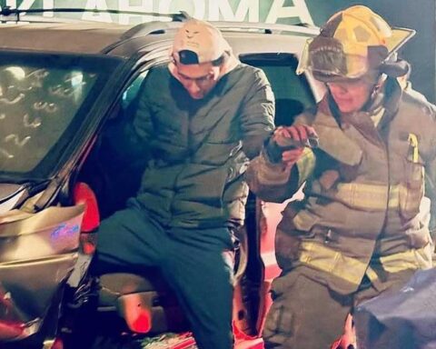 Bombero durante un simulacro para rescatar a un hombre de un auto accidentado.