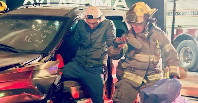 Bombero durante un simulacro para rescatar a un hombre de un auto accidentado.