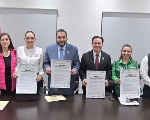 Funcionarios presentando el programa de Bodas Comunitarias en Monclova.